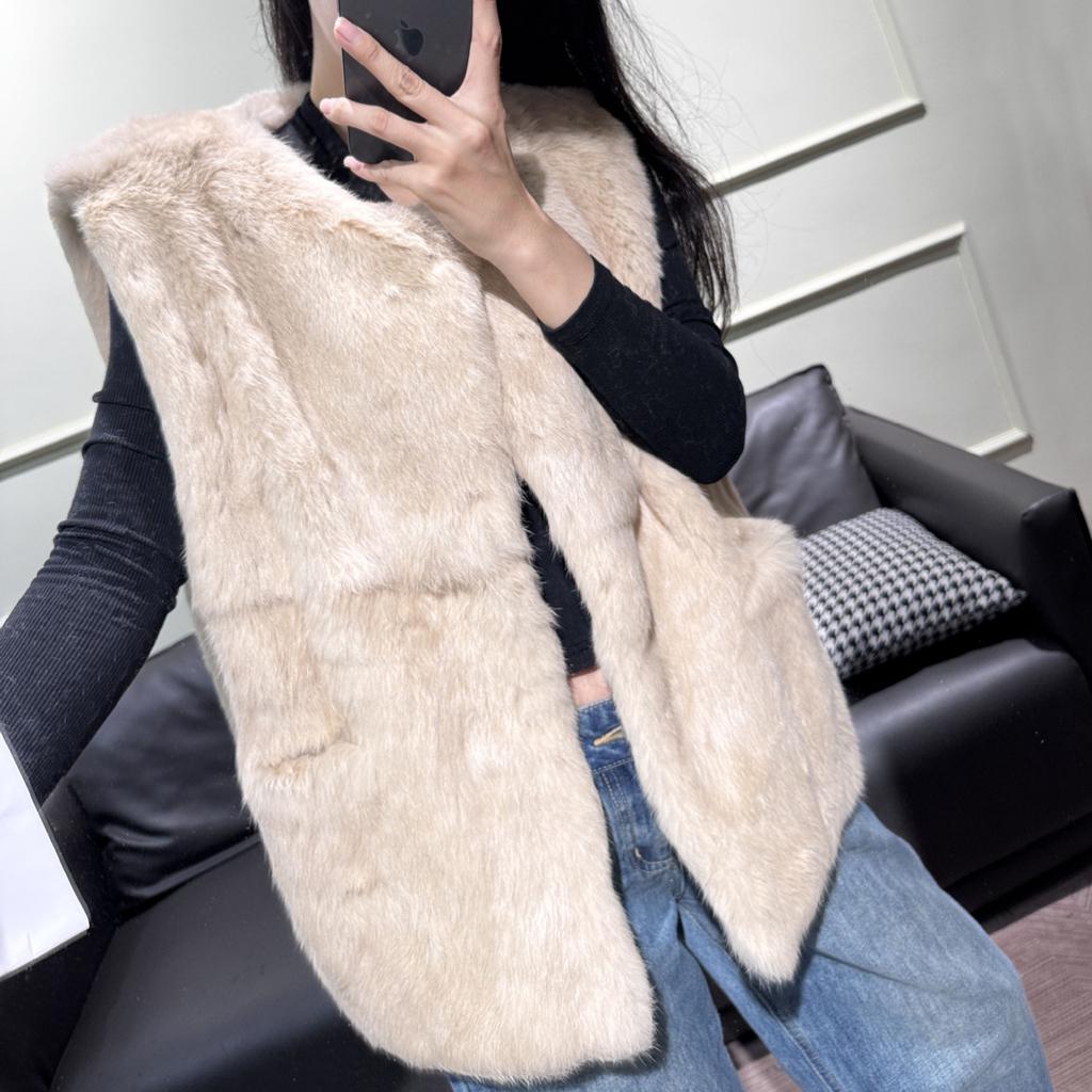 There are real shots of whole rabbit fur and fur integrated simple vest Haining fur real fur vest