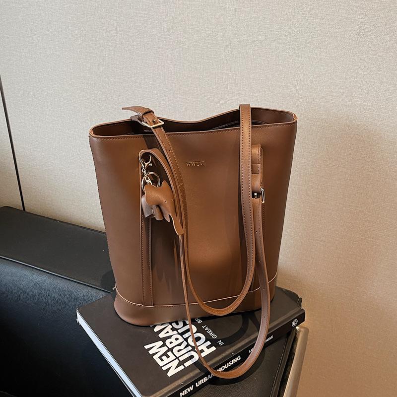 High-end large-capacity handbag bag women's new spring and summer contrasting color shoulder bag commuter tote bag