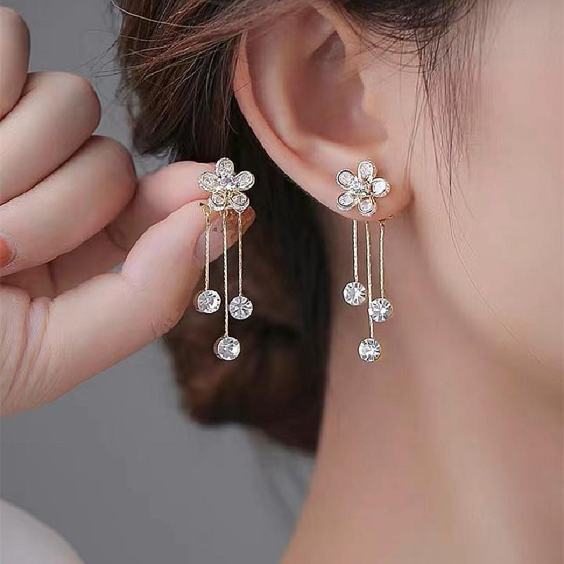 Two-Way Tassel Stud Earrings for Women: Sparkling Flower Design, Stylish 2022 Trend, Versatile with S925 Silver Needle.