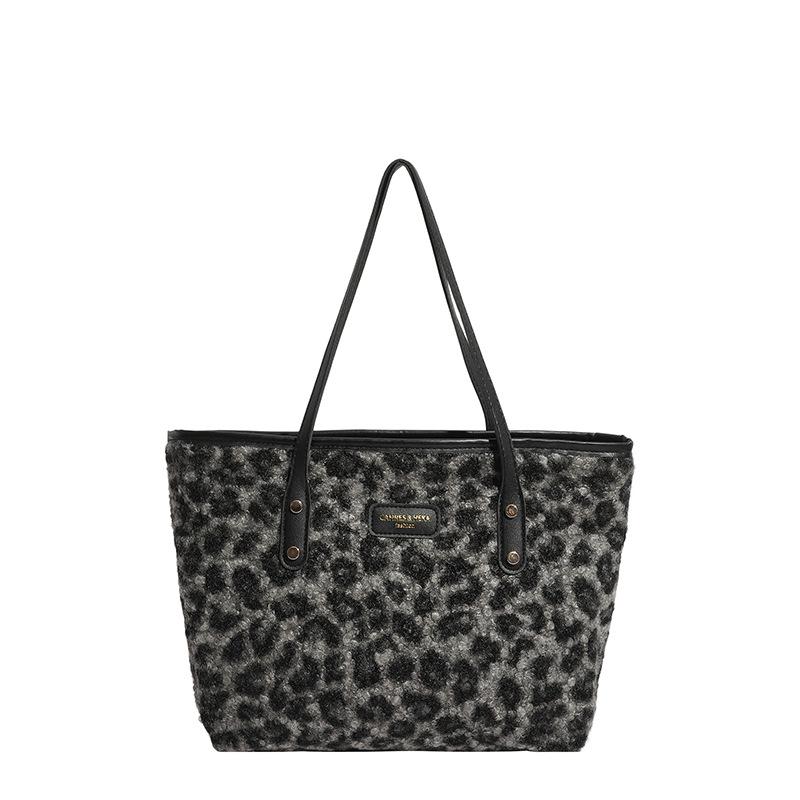 Autumn and winter new leopard print new armpit bag women, large-capacity textured fashionable shoulder bag
