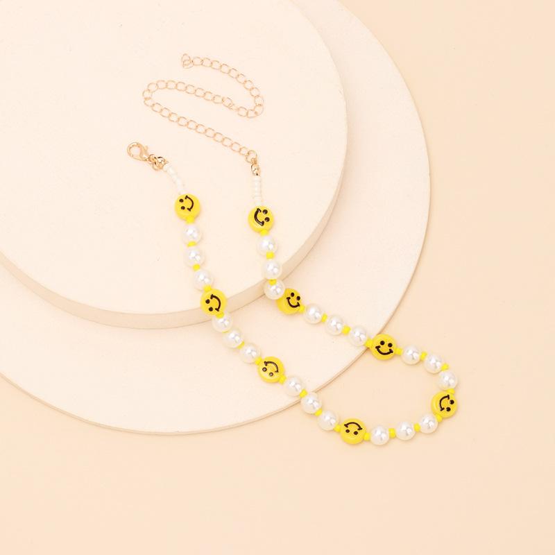 Ins Douyin samma nischdesign smiley face pärlhalsband, kall vind choker pärlbroderad nyckelbenskedja