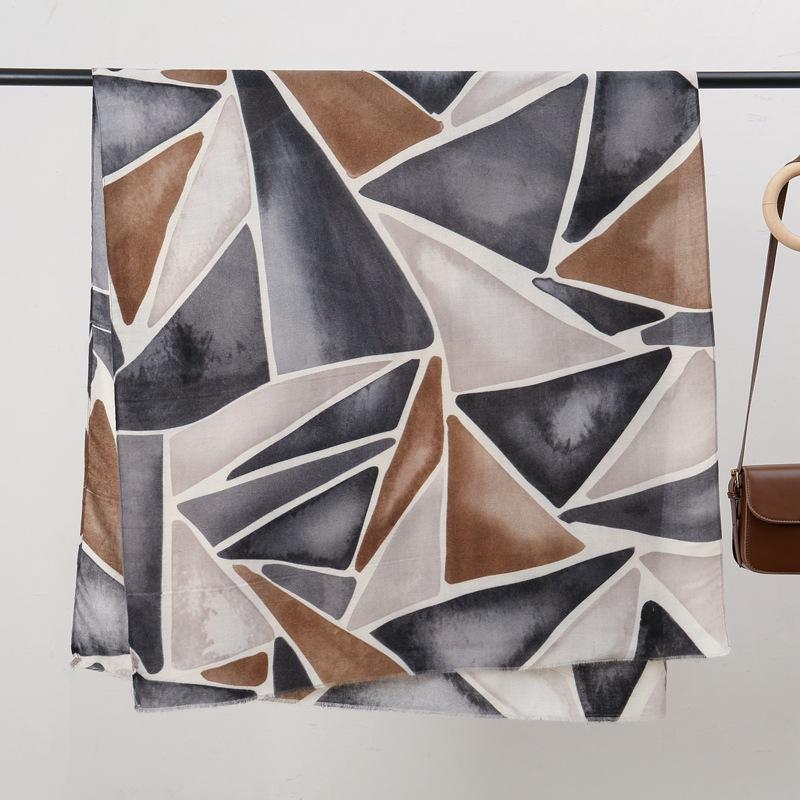 

Треугольный приятный к коже бархатный приятный к коже и теплый имитация кашемира печатный шарф геометрический простой и универсальный платок 88*180cm чёрный