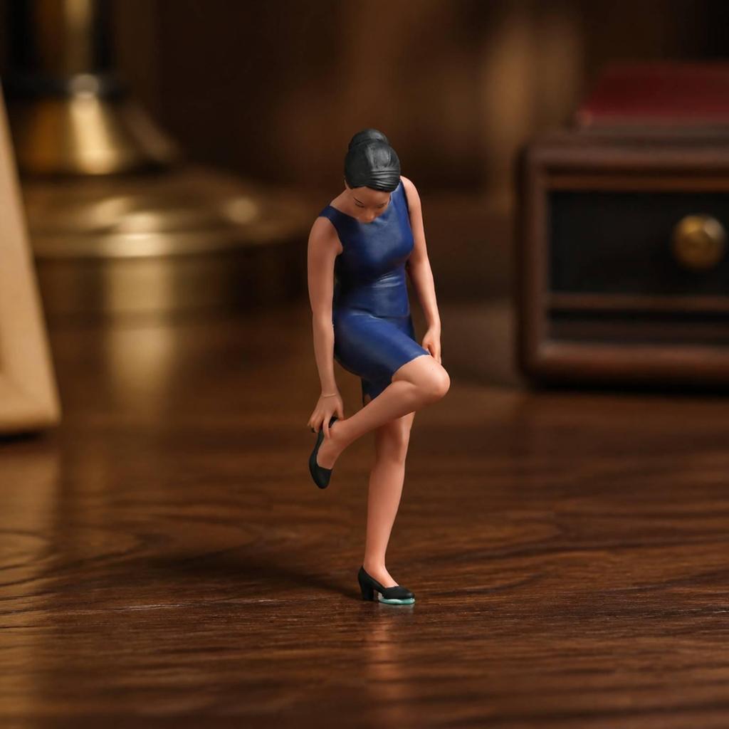 Collectible Resin Figure Compact 1/24 Scale Girl Miniature Figurine Giftable