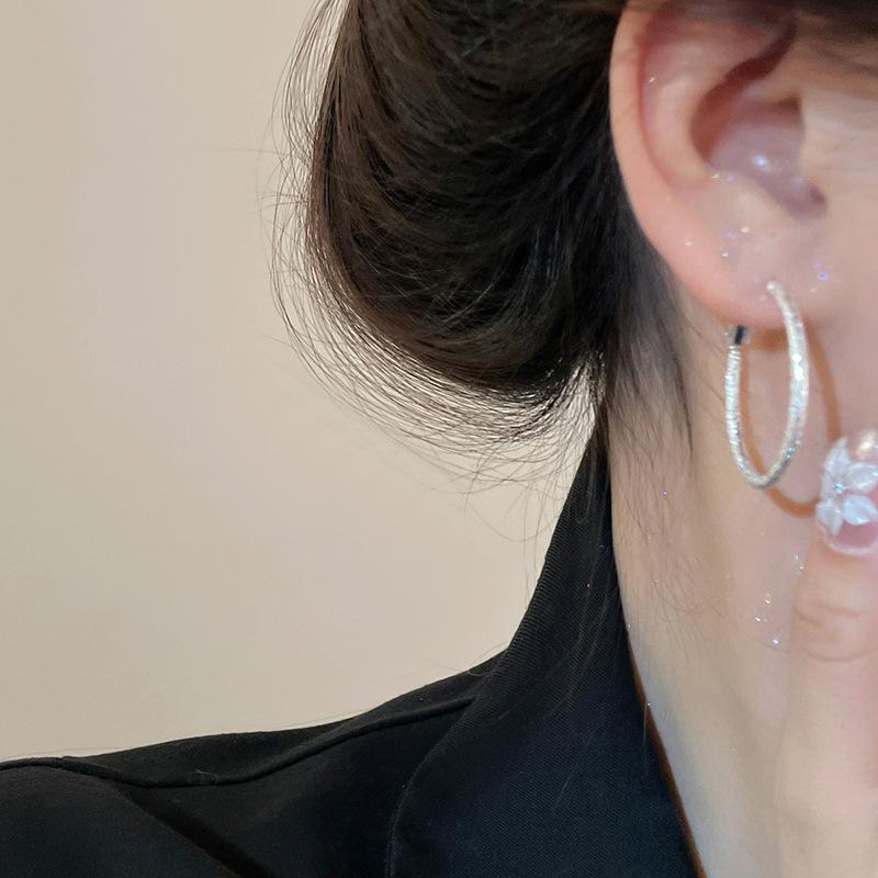 

Wind matte plain ring earrings women s Hong Kong style versatile fashion earrings light luxury high-end earrings niche design sense