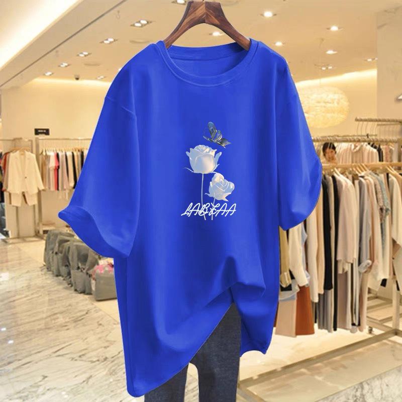 Dámské volné bavlněné bílé tričko s krátkým rukávem, rovným ramenem a univerzálním stylem na léto 2025