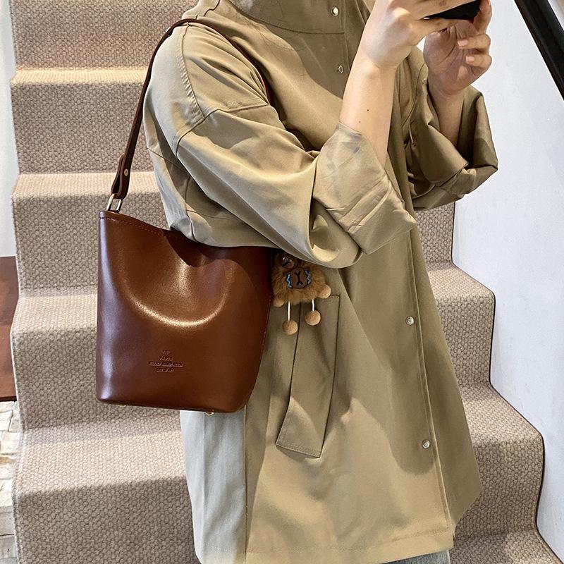 

Autumn fashion retro portable bucket bag, high-end sense versatile casual shoulder bag, simple texture messenger bag 28*14*23 коричневый