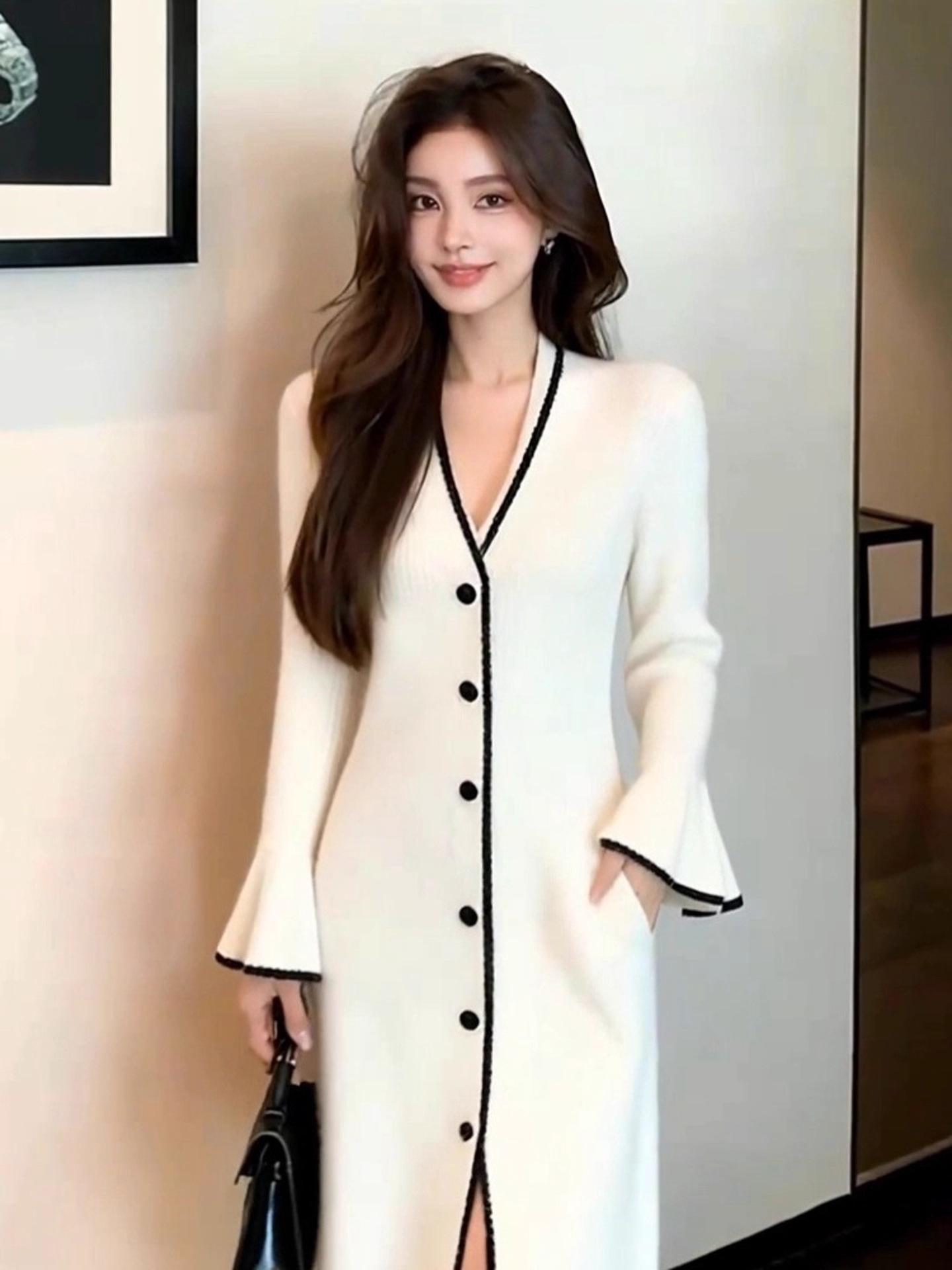 

Elegant White Knitted Long-Sleeve Dress with Cinched Waist - Perfect for Autumn Celebrations, Exuding Mature French Charm and Sophistication. S грязно-белый