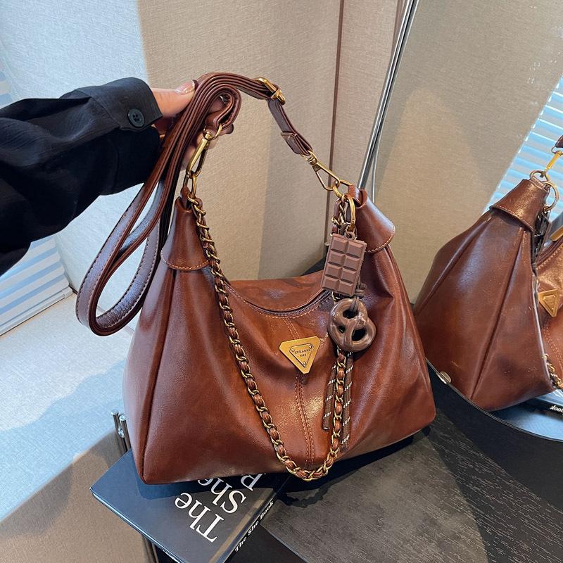 Large capacity bag women's autumn and winter versatile 2025 new simple shoulder messenger bag soft face women's commuter tote bag