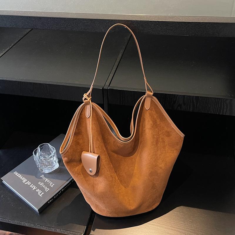 

Retro bag women s large-capacity new versatile shoulder bag niche work commuter tote bag коричневий