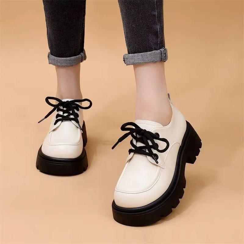 

Новые Горячие Туфли на Плоской Подошве в Британском Стиле Черного Цвета для Женщин Повседневные Женские Кроссовки с Круглым Носком Лоферы с Мехом Клоги Платформа 35 бежевый