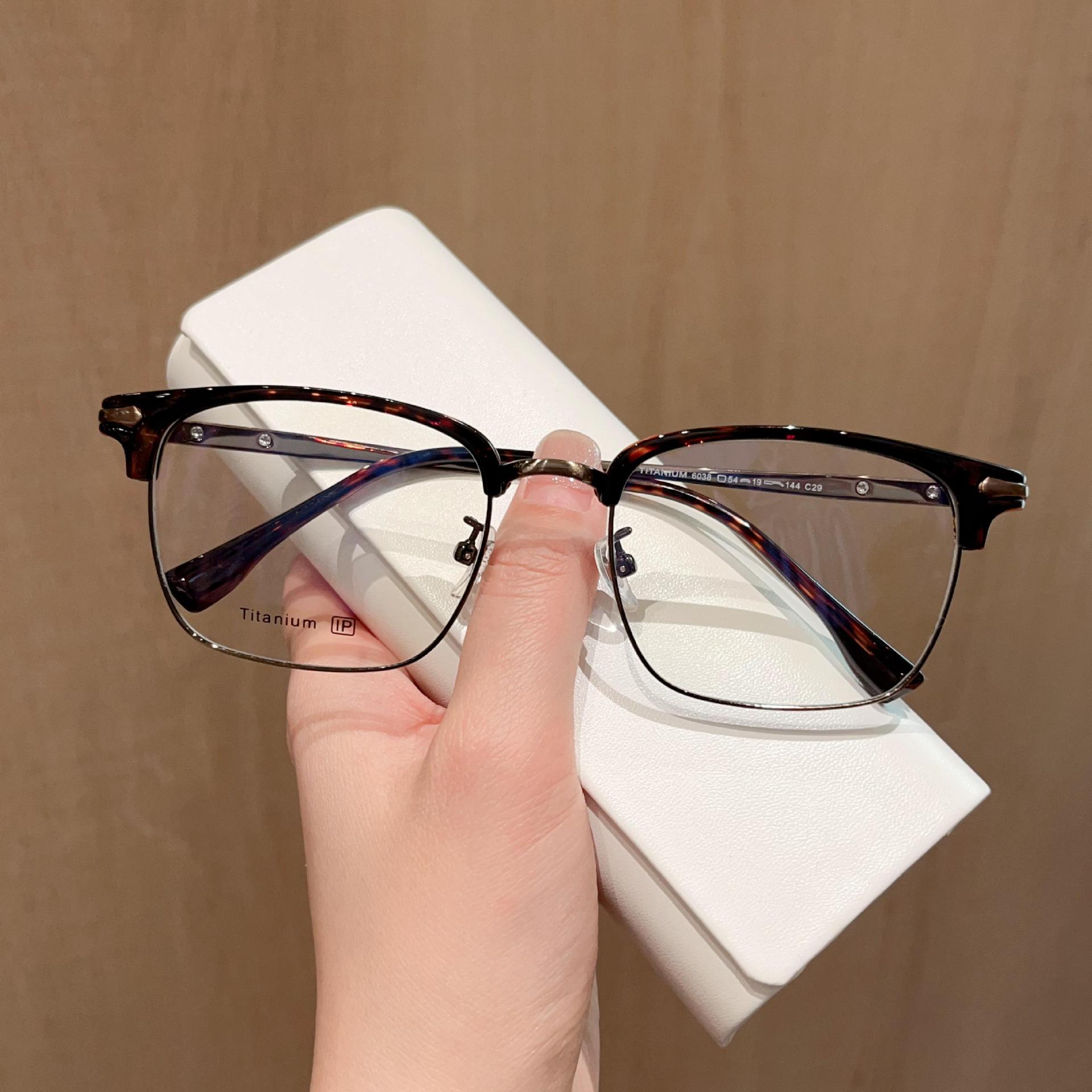 

Модная и красивая мужская деловая повседневная титановая оправа для бровей в стиле ретро, ​​оправа для очков может быть оснащена близорукостью и степенью