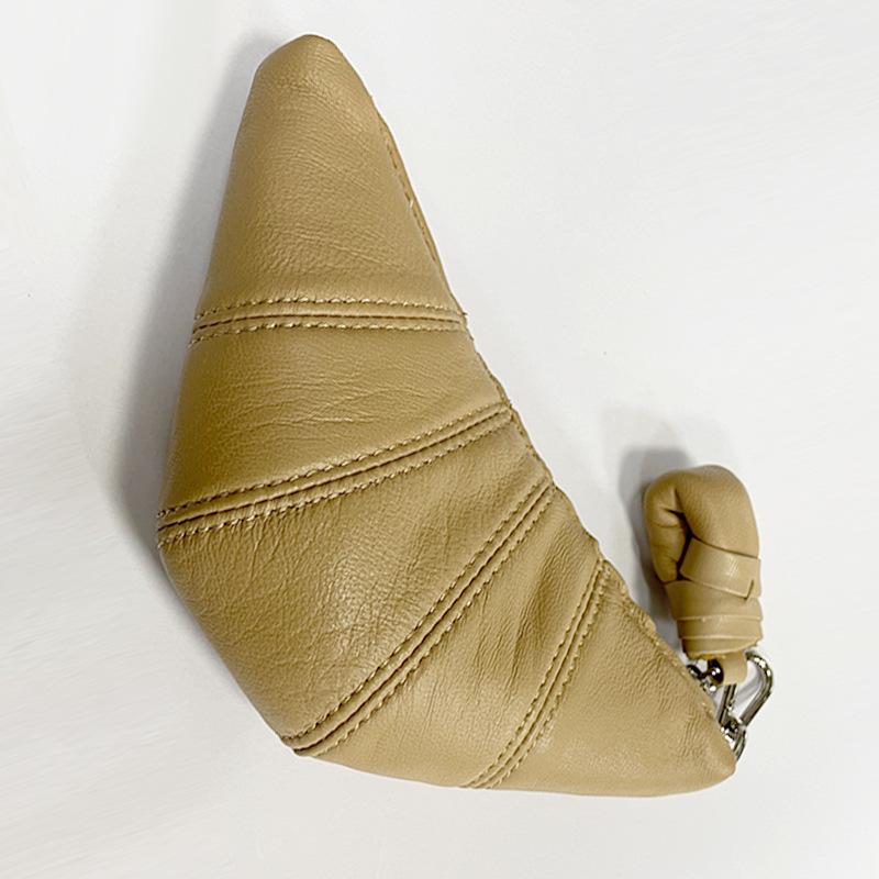 Oryginalna skórzana mini torebka typu croissant w kształcie pieroga - portmonetka i portfel z miejscem na dowód osobisty i klucze