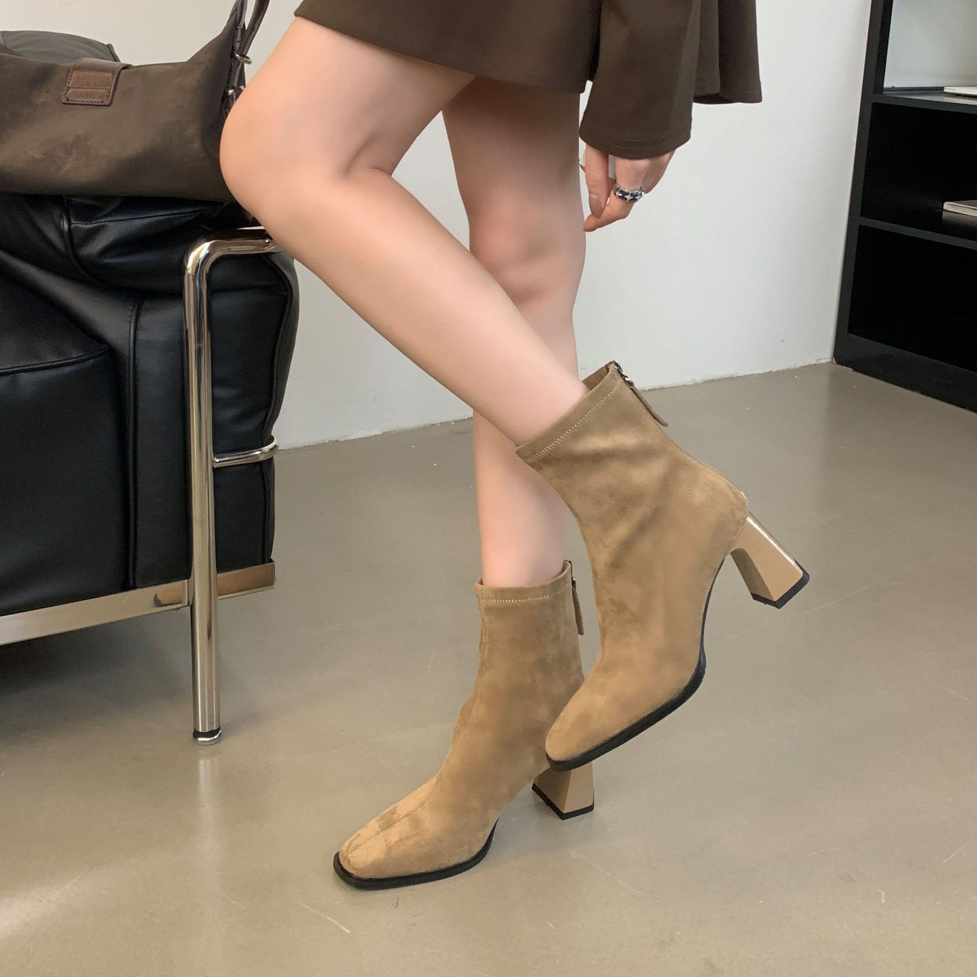 

Маленькие ботильоны на высоком каблуке, замшевые ботинки Мартина, женская обувь, осень и зима, квадратный носок, облегающие короткие ботинки 39 темно-коричневого