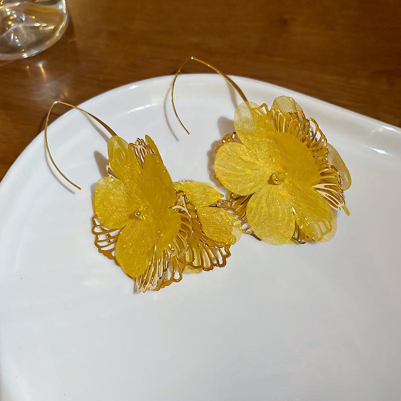 Boucles d'oreilles bohèmes roses à fleurs de perles de rocaille et pompons de perles