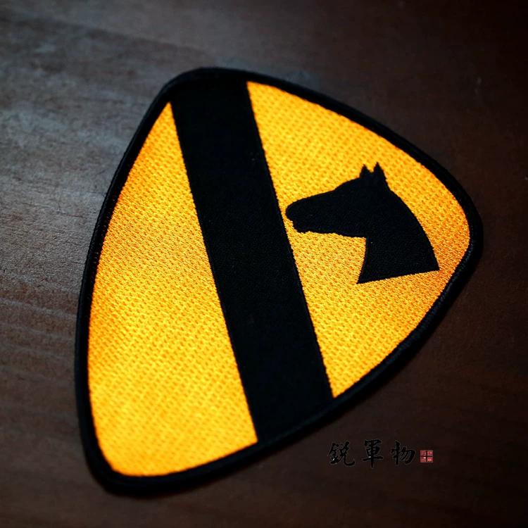 Тренч M43, тренч M65, нарукавная повязка, нарукавная повязка Американской кавалерийской дивизии, нарукавная повязка 1-й кавалерийской дивизии, значок военного фаната жёлтый