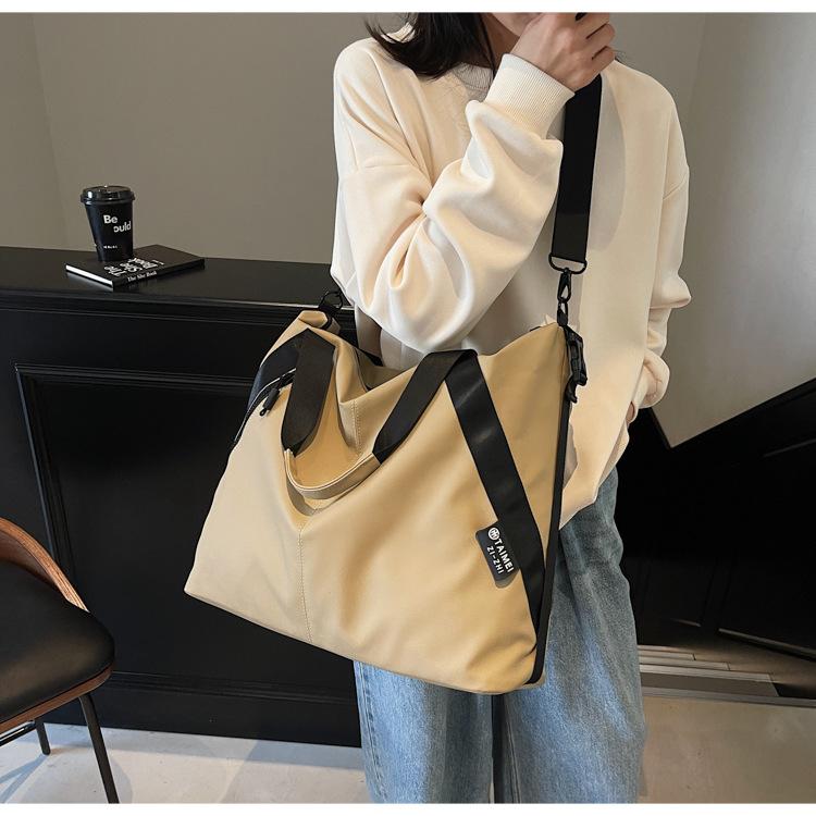 Large capacity travel bag women's new casual shoulder messenger bag versatile sports commuter tote bag