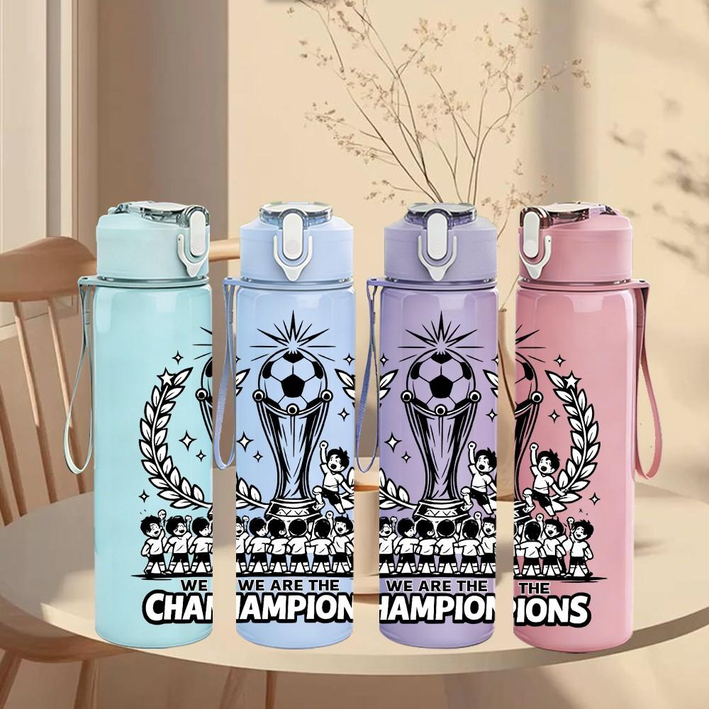1 Stück Fußballpokal Champion Abzeichen Druck 750 ml Farbe Kunststoff Sport Wasserflasche Auslaufsicher Klappdeckel mit Strohhalm Geeignet für Sport Büro Zuhause