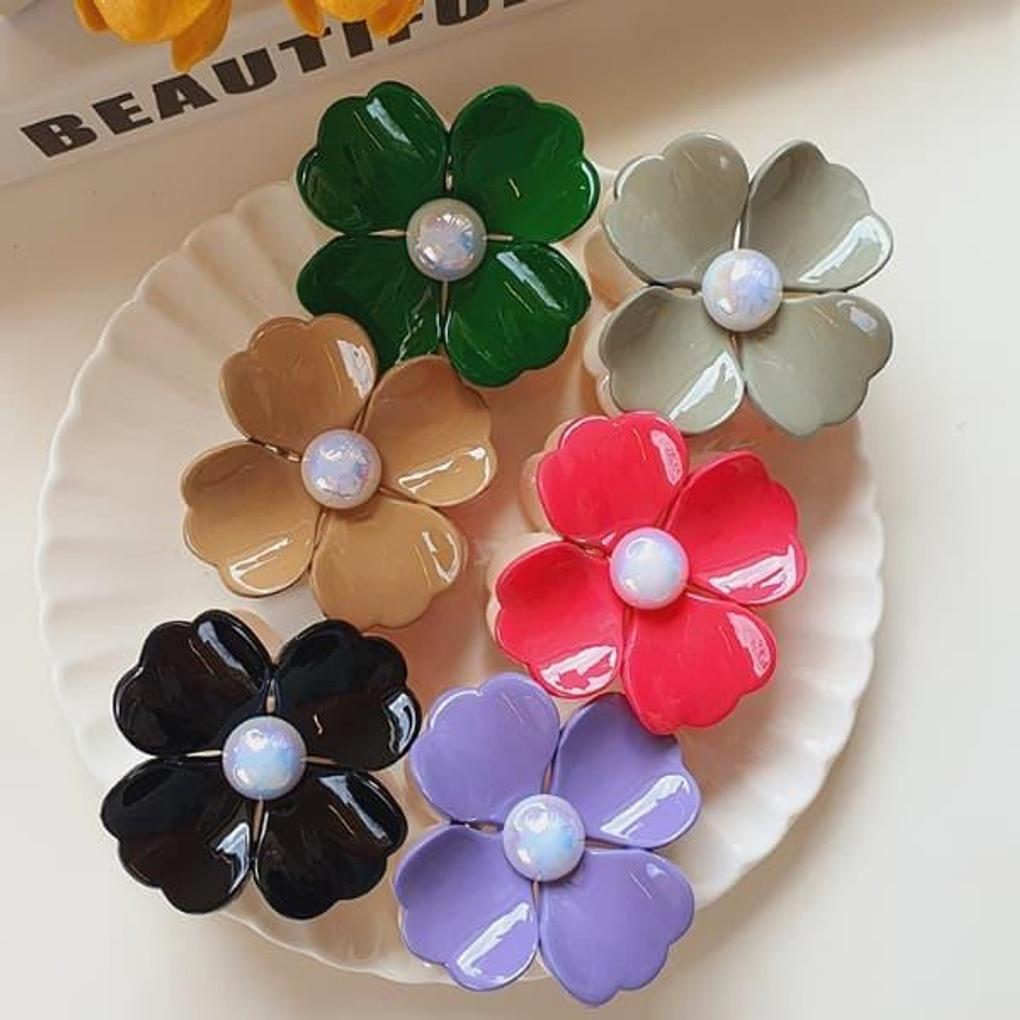 

Women s Half-and-Half Color Flower Hair Clip (One Side is White) black