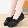 Alte Pekinger Stoffschuhe Frühling und Herbst ein Pedal flacher Mund alte Damenschuhe flach bequem mittelalterliche und ältere Mutter Freizeitschuhe