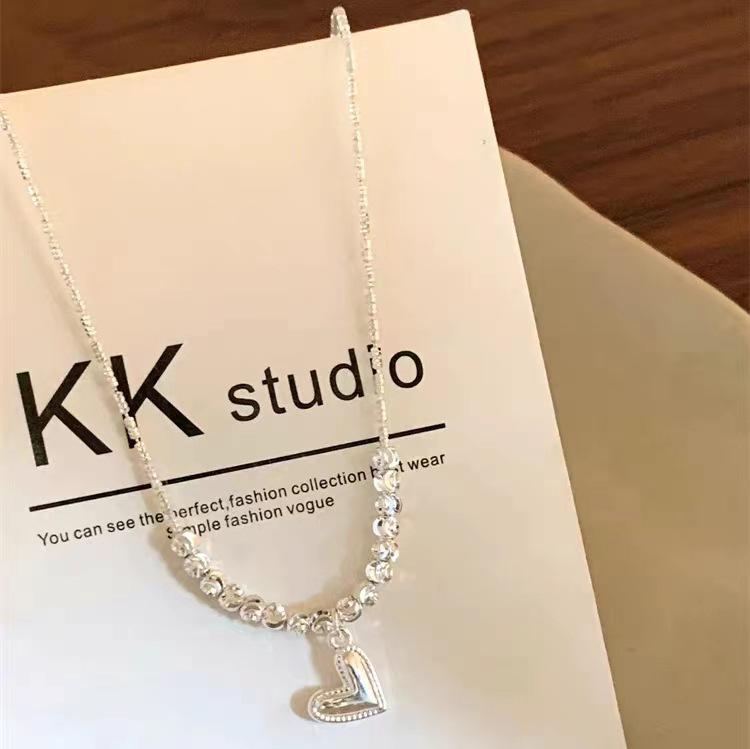 Heart-Shaped Beaded Necklace: Light Luxury Clavicle Chain for Women, Cool and Simple Style, Perfect Sweater Accessory.