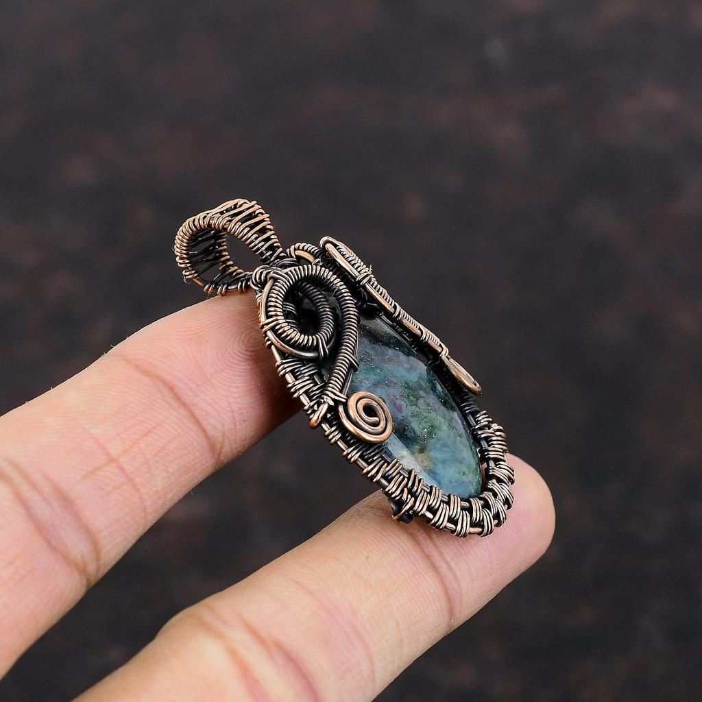 Pandantiv Rubin în Cianit Albastru Pandantiv Înfășurat în Sârmă de Cupru Bijuterii Handmade cu Pietre Prețioase Pandantiv Stil Unic Cadou Pentru Mamă Bijuterii din Sârmă de Cupru