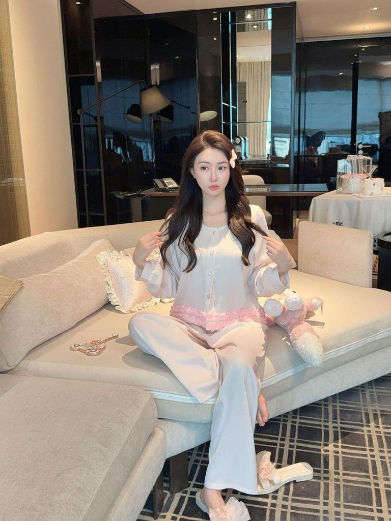 Women's Pink Floral Ice Silk Pajama Set for Fall/Winter - Sweet, Cute, and Suitable for Outdoors.