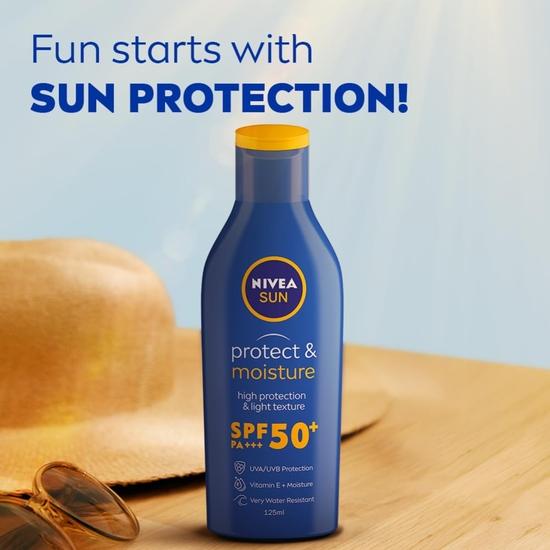 NIVEA SUN Protect and Moisture 125 ml LSF 50, fortschrittlicher Sonnenschutz für sofortigen Schutz | PA+++ UVA- und UVB-Schutz | Vitamin E + Feuchtigkeit | Männer und Frauen