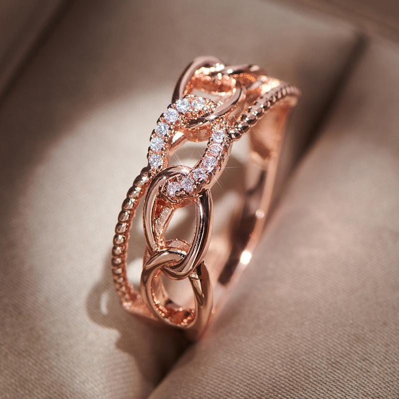 Shining and Unique Creative Chain Interlocking Design, Exquisite and Elegant Micro-inlaid Synthetic Zircon Women's Ring Suitable for Weddings and