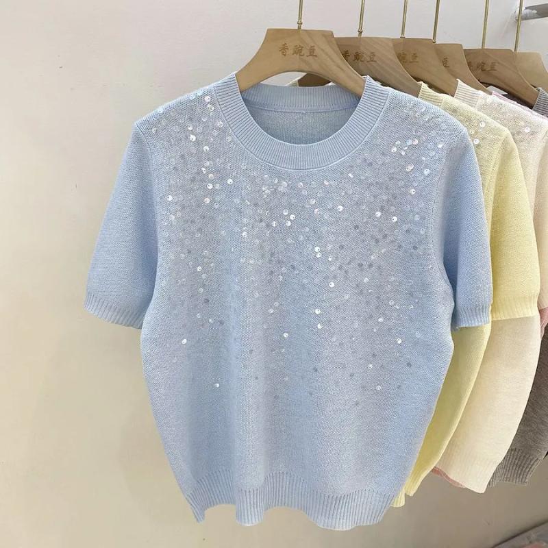 Suéter feminino amarelo de lantejoulas com mangas curtas, modelo casual de tricô para uso diário.