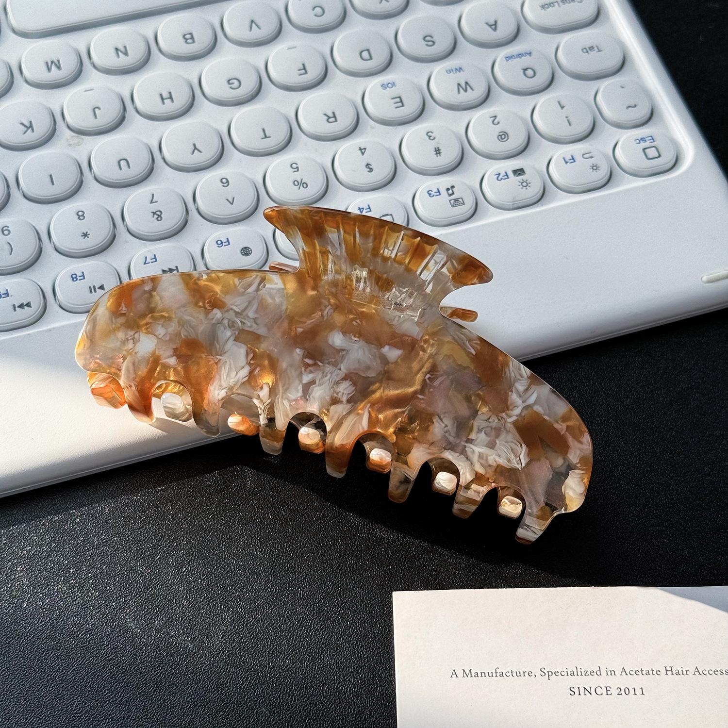 

Large Trendy Hair Claw Clips In Fashionable Geometric Designs Ideal For Everyday Use Brown