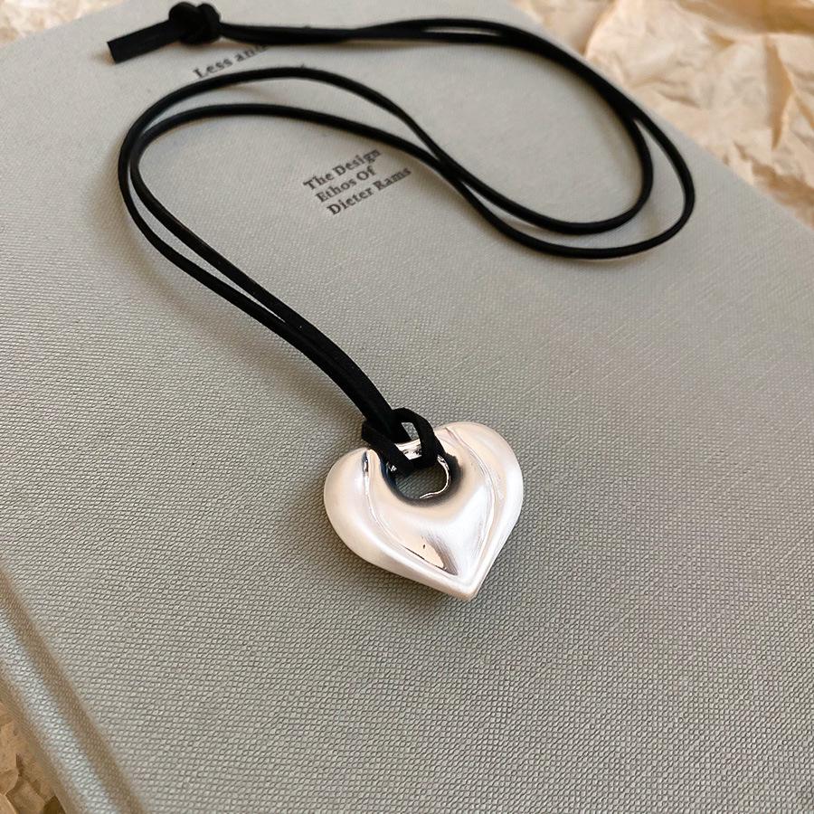 Retro Irregular Bow & Heart Tassel Necklace - Cool Versatile Clavicle Chain for Autumn & Winter