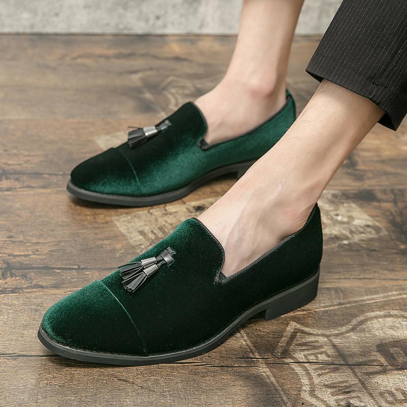 Luxury Designer New Fashion Pointed Velvet Tassels Shoes For Men Casual Loafers Formal Dress Footwear Sapatos Tenis Masculino