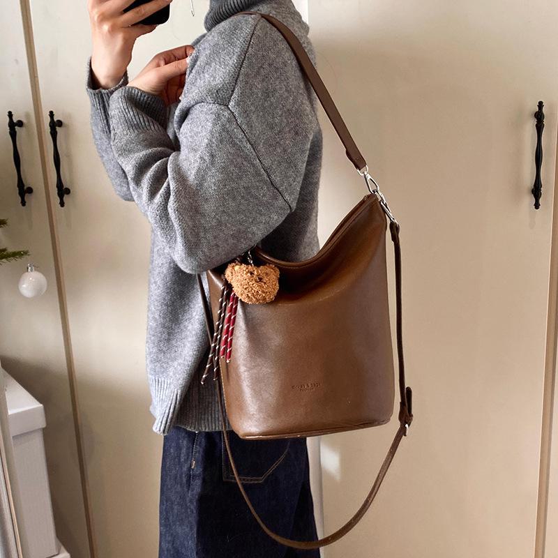 Korean Retro Niche 2025 Women's Underarm Bucket Bag – Simple, Trendy Shoulder Bag for Commuting