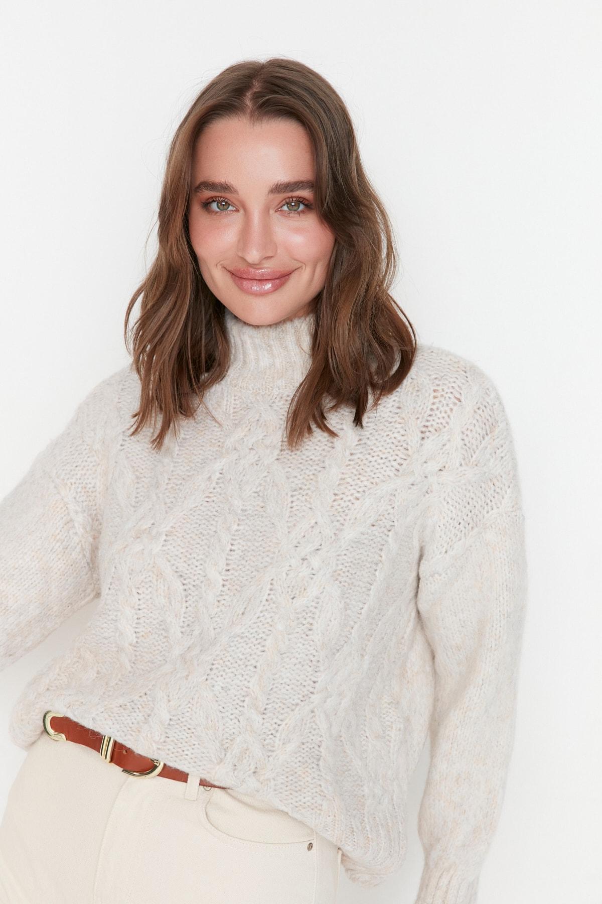 

Трикотажный свитер цвета экрю с воротником-стойкой TWOAW22KZ1488