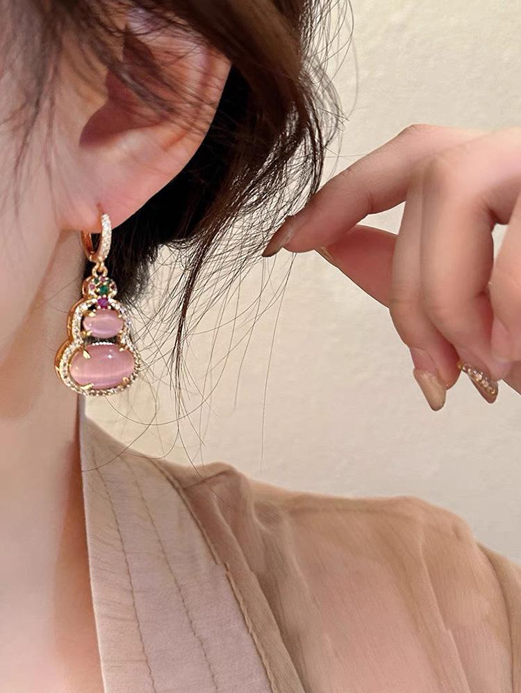 New Chinese-style pink gourd ear clips without ear piercings, fashionable retro ear buckles, long earrings, high-end mosquito coil disc earrings.
