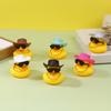 1 Set coole Auto-Accessoires mit Cowboyhut-Halskette und Sonnenbrille Gummi-Enten Auto-Schmuck Enten Auto-Armaturenbrett-Dekorationen