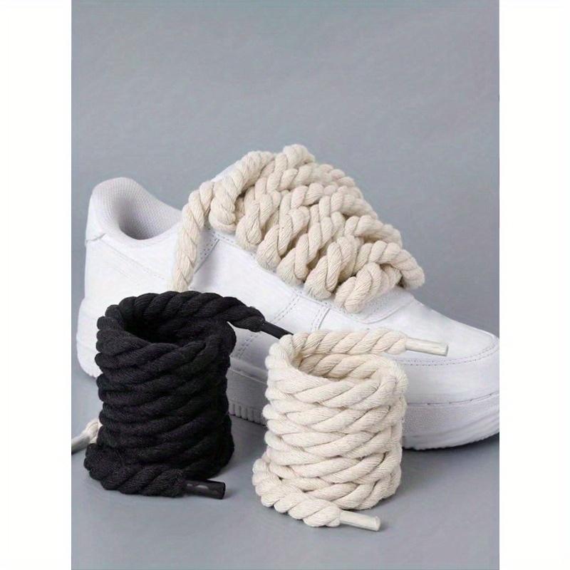 1 par skolisser med en bredde på 8 millimeter. Dette er håndvevde trestrenget tau med livlige farger og en fortykket design.