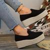 Damsandaler med svart espadrillekilklack - Bekväma slip-on plattformsskor med täckt ovandel, tjock gummisula och rund tå, remsandaler