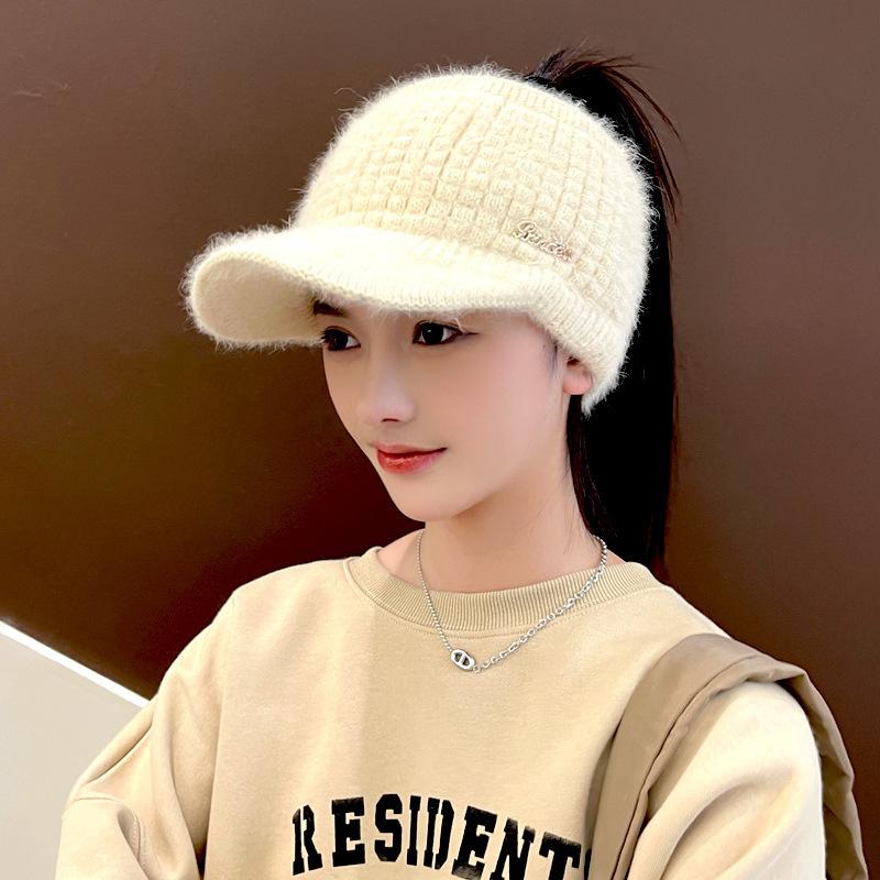 

Женская осенне-зимняя теплая вязаная бейсболка с открытым верхом в корейском стиле, модная, универсальная шапка с защитой ушей, подчеркивающая лицо, маленькая плюшевая шапка, новинка average size