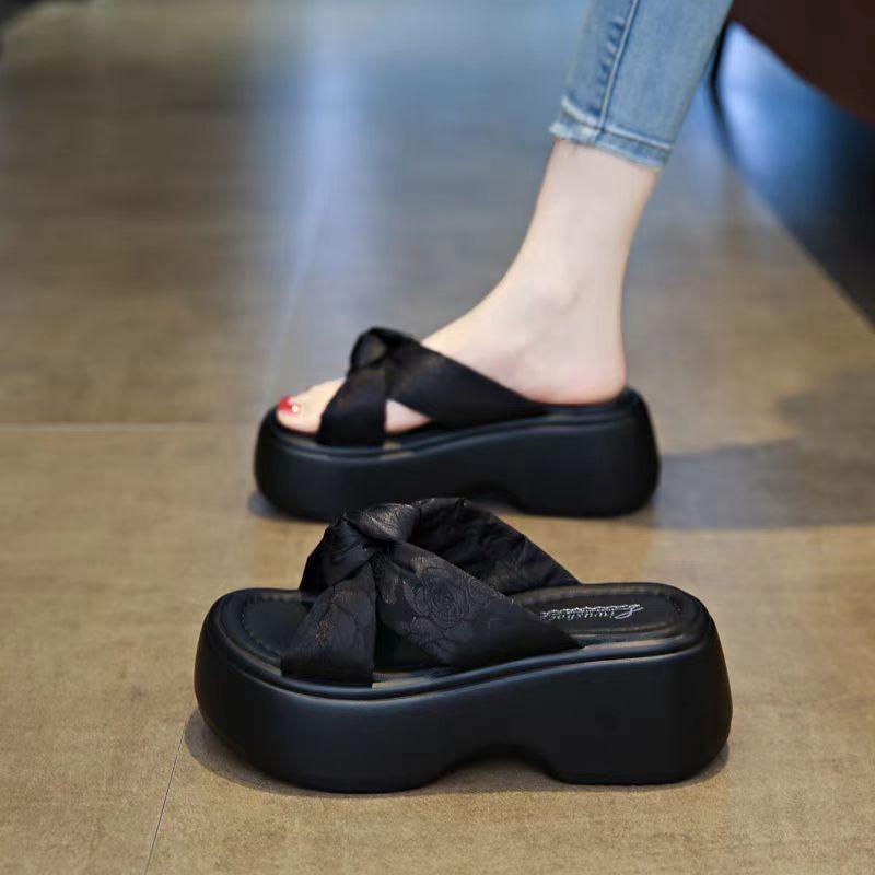Thick-soled cool slippers for women's summer wear 2025 new fashion with skirts, light and non-slip beach shoes, small people increase in height