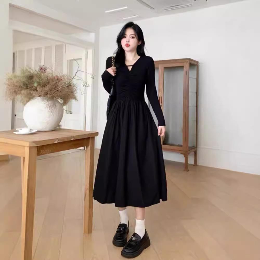 Early Autumn New High-waisted V-neck Black Dress Women's New Korean Version of Fashion Hepburn Style A-word Long Skirt