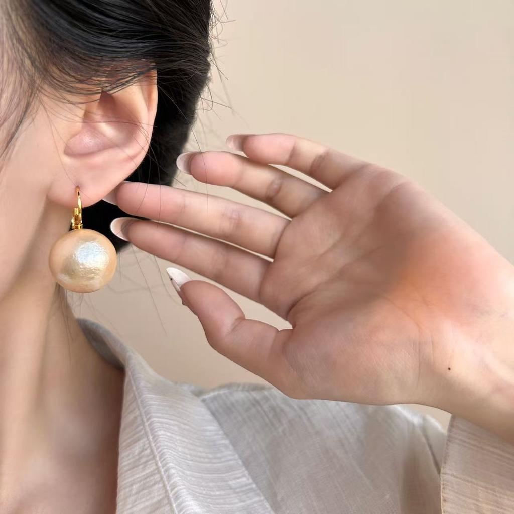 A champagne French retro temperament simple cotton big pearl stud earrings Hepburn style earrings