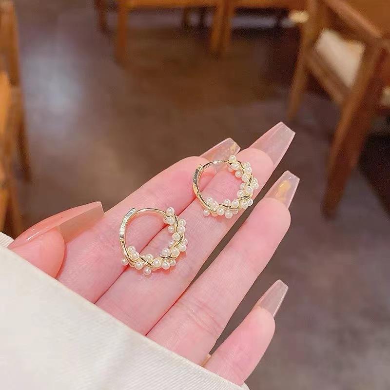 

Минималистичная и элегантная круглая серьга с жемчугом, подходящая для женщин.. Модные маленькие серьги и украшения