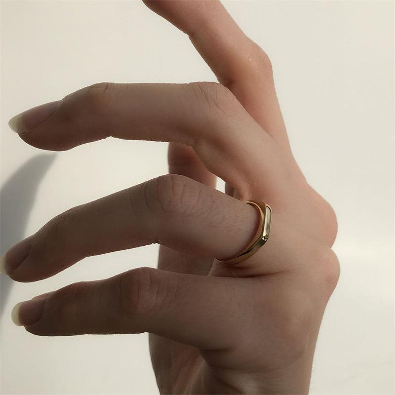 Minimalistischer quadratischer Bandring aus 14K Gold-plattiertem Edelstahl - Nischen-Design, Farbecht für den Zeigefinger.