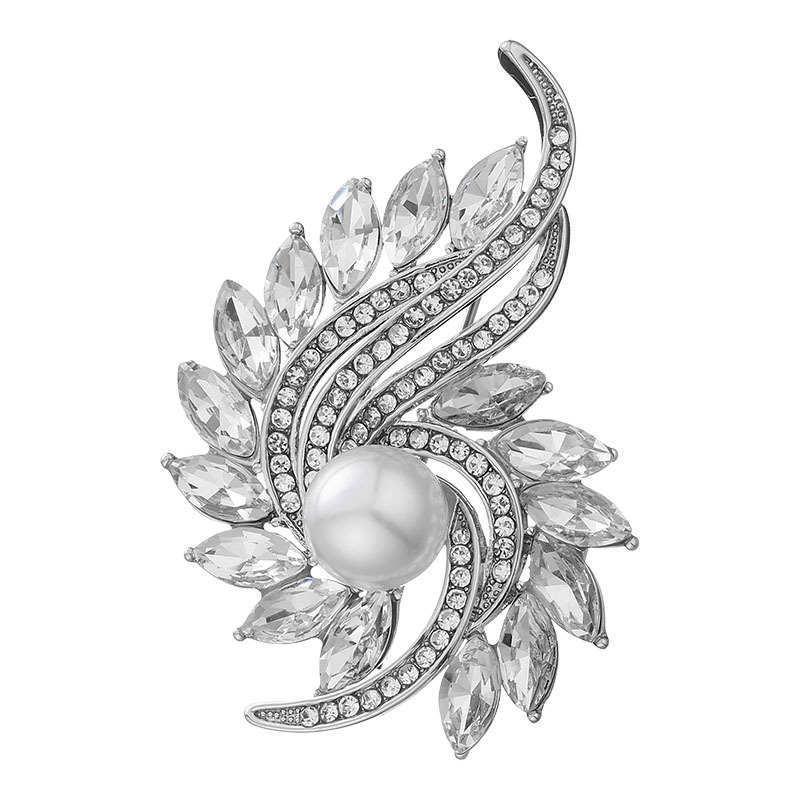 Korean Style Pearl Brooch: Versatile Floral Diamond Pin for Women's Coats