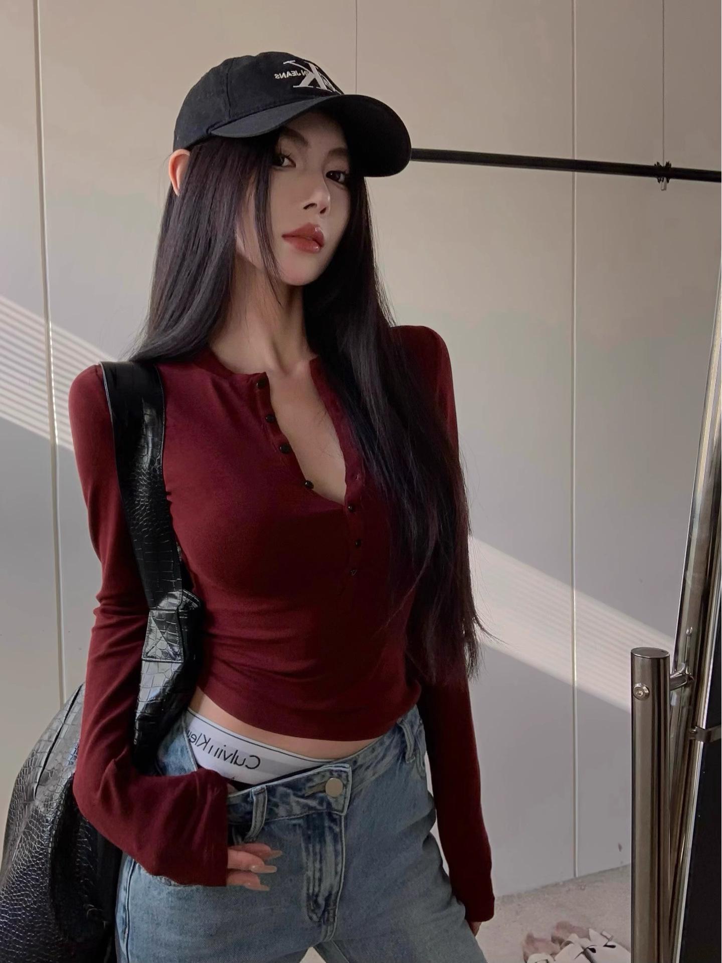 

Жіноча сіра приталена футболка з прямими плечима з довгими рукавами – сексуальний топ весна/осінь, який підкреслює фігуру XL вина червоного кольору