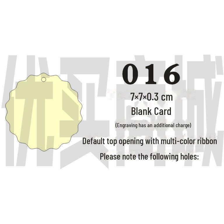 Gravovaná dřevěná karta s přáním s prázdnou visačkou a závěsnou cedulkou