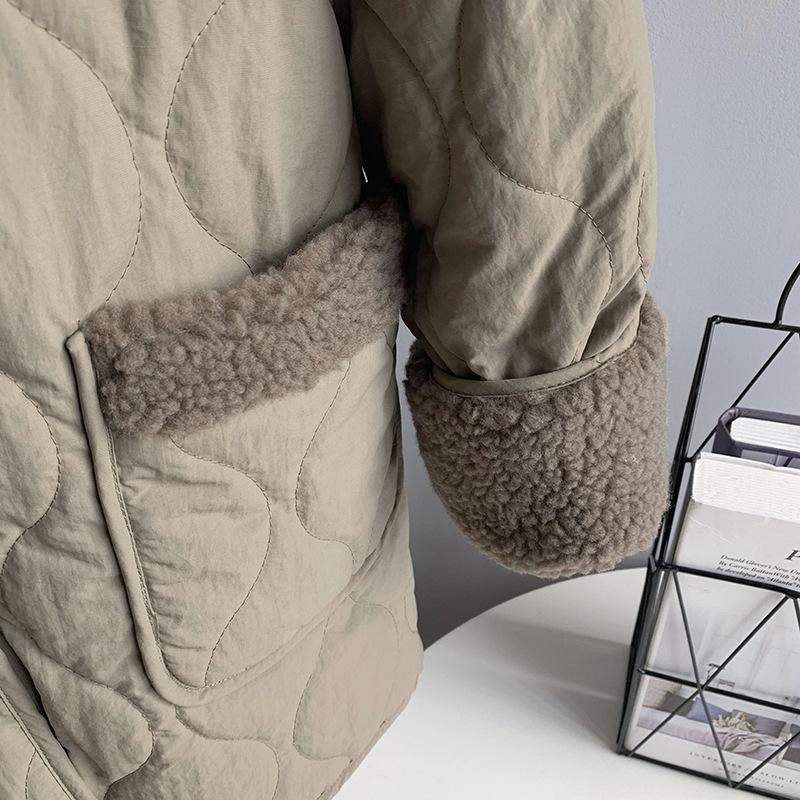 Осень-зима женское однотонное пальто в клетку с v-образным вырезом и длинным рукавом — фото 17