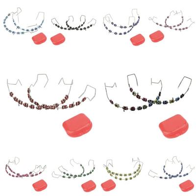 Bunte temporäre Zahndekoration mit Box Metallbrackets Kieferorthopädische Ligaturdrähte Zähne
