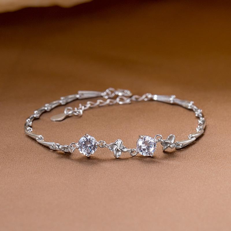 

S925 Серебряный маленький свежий четырехлистный клеверный браслет с цирконом для женщин, простой модный темпераментный цветочный браслет высокого класса Adjustable size